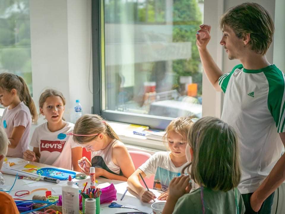 Play in English | Myślnik